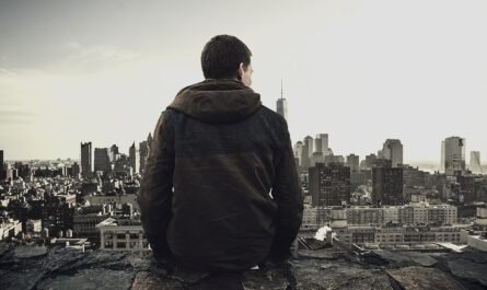 जब मन बहुत बेचैन हो तो क्या करें – ध्यान से शांति पाते व्यक्ति की छवि