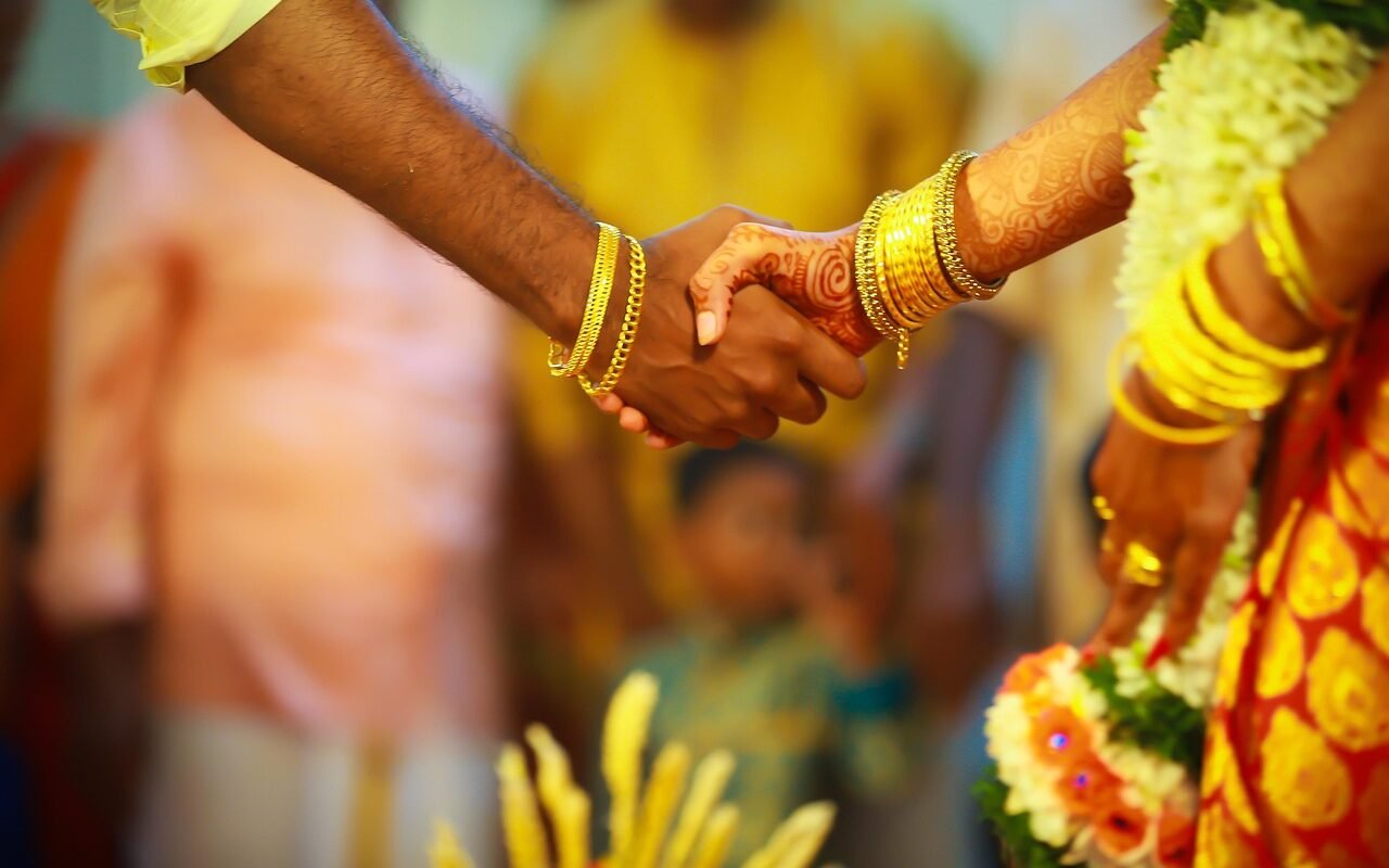 Alt Text: पति-पत्नी के रिश्ते कैसे मजबूत बनाएं – मुस्कुराते हुए साथ बिताते पल