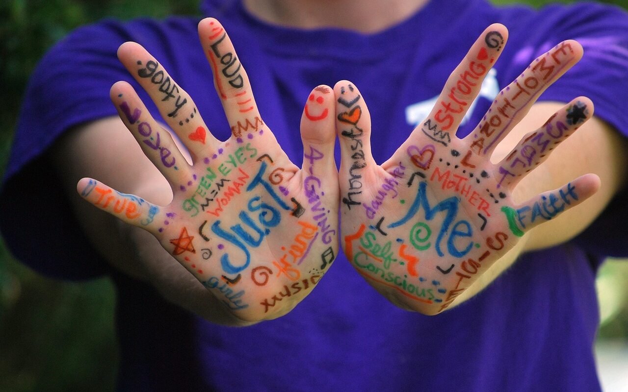 अंग्रेज़ी भाषा सीखने के तरीके से पढ़ाई करता हुआ छात्र