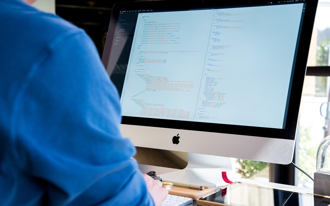 ऑनलाइन कोर्स से स्किल कैसे बढ़ाएँ सीखते हुए छात्र