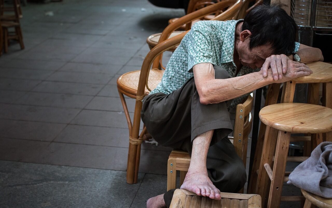 नींद न आने की समस्या का समाधान सोते हुए व्यक्ति की तस्वीर