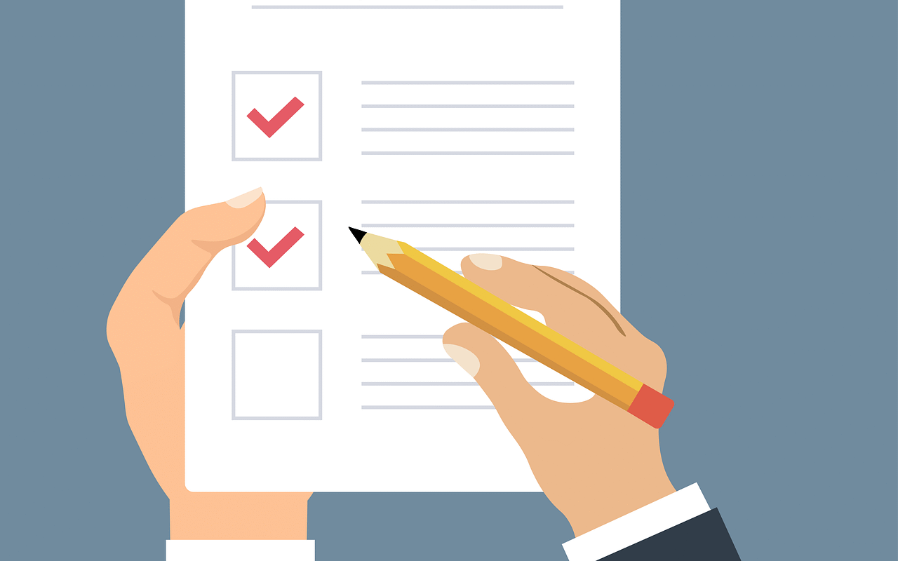 हर दिन की प्लानिंग कैसे करें ताकि कुछ मिस ना हो – टु-डू लिस्ट बनाता हुआ व्यक्ति